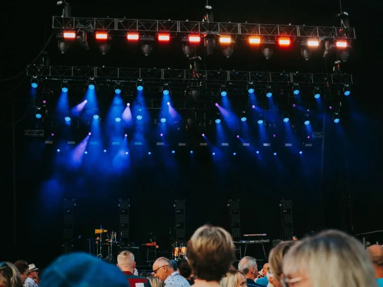 Publiek voor een verlicht podium tijdens een concert
