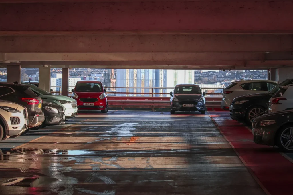Auto's in een overdekte parkeergarage